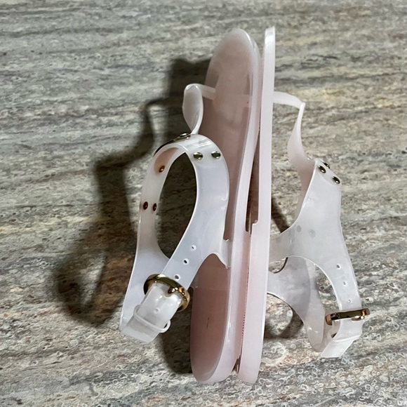 Michael Kors Jelly Light Pink Thong Strapped Women's Sandals with Gold Accents - Picture 12 of 13